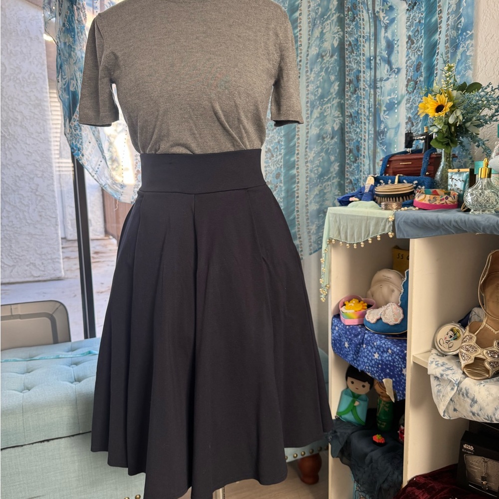 Elhoffer Design – Navy High-Waisted Midi Skirt (Size L)